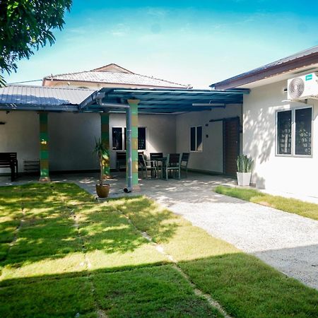 Adorable 3-Bedroom Home With Pool, Wi-Fi And Bbq Rembau Екстериор снимка